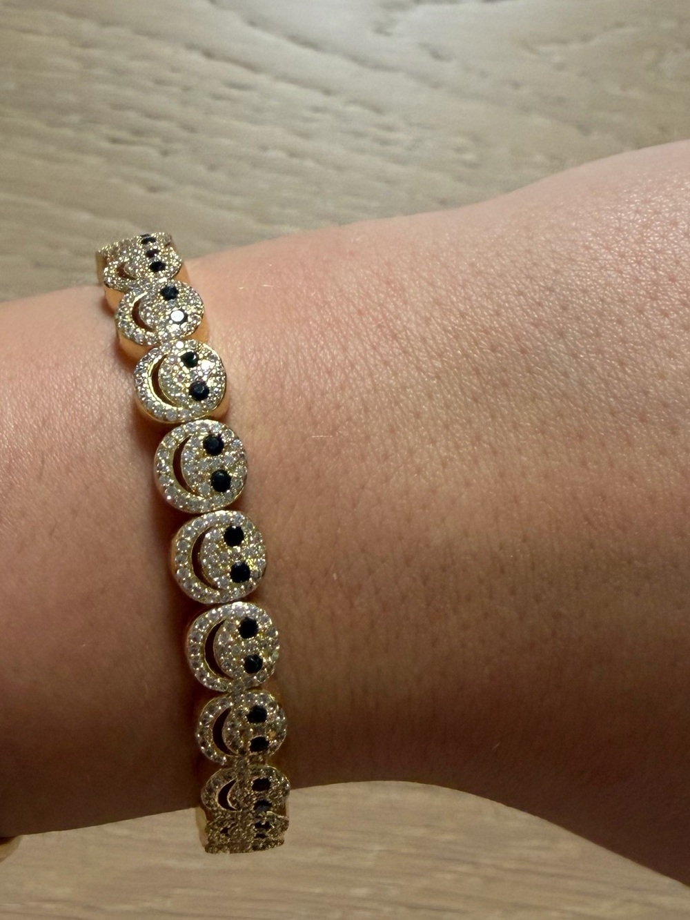 Lisa Gozlan - Gold Smiley Link Bracelet - the pavé - Elegant Women’s Jewelry